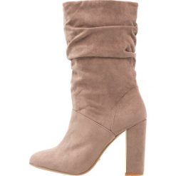 Dorothy Perkins X & FRANC JAX Kozaki na obcasie taupe. Brązowe kozaki damskie Dorothy Perkins, z materiału, na obcasie. W wyprzedaży za 191,40 zł.