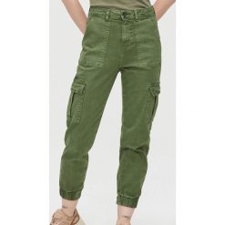 Jeansy cargo - Zielony. Zielone jeansy damskie Cropp. Za 119,99 zł.