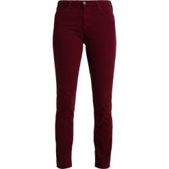 Lee ELLY Jeans Skinny Fit port royale. Czerwone jeansy damskie Lee, z elastanu. W wyprzedaży za 191,40 zł.