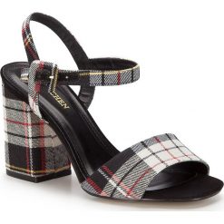 Buty damskie. Czarne klapki damskie Wittchen, w paski, ze skóry, bez obcasa, na słupku. W wyprzedaży za 199,90 zł.