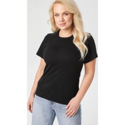 Czarny T-shirt Ephesine. Czarne t-shirty damskie Born2be, xl, bez wzorów, bez kołnierzyka, bez rękawów. W wyprzedaży za 24,99 zł.