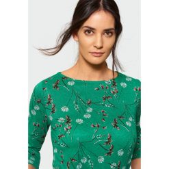 Klasyczny sweter z nadrukiem. Zielone swetry damskie Greenpoint, z nadrukiem, z elastanu, klasyczne, bez rękawów, bez kaptura. Za 39,99 zł.