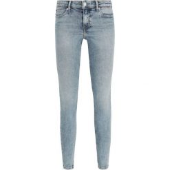 Jeansy Slim Fit Calvin Klein Jeans 20J211400. Niebieskie jeansy damskie Calvin Klein Jeans, bez wzorów, z elastanu. W wyprzedaży za 349,00 zł.