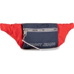 Saszetka nerka TOMMY JEANS - Tjw Logo Tape Bumbag AW0AW08769 0GY. Czerwone nerki damskie Tommy Jeans, bez wzorów, z jeansu, młodzieżowe, bez dodatków. Za 269,00 zł.