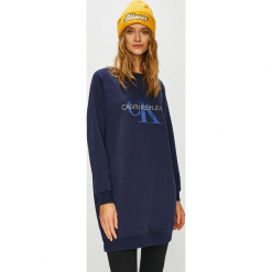 Calvin Klein Jeans - Sukienka. Czarne sukienki dzianinowe Calvin Klein Jeans, na co dzień, l, z nadrukiem, casualowe, z okrągłym kołnierzem, mini. Za 549,90 zł.