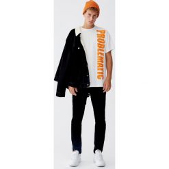 Koszulka z pionowym napisem. Białe koszulki męskie Pull&Bear, m, z napisami, bez kołnierzyka, z krótkim rękawem, krótkie. Za 49,90 zł.
