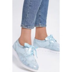 Niebieskie Półbuty Silver Fab. Niebieskie półbuty damskie Renee, bez wzorów, z satyny, na niskim obcasie, na sznurówki. Za 69,99 zł.
