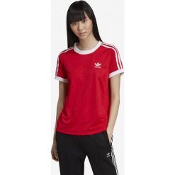 Adidas Originals 3-Stripes Koszulka Czerwony. Czerwone koszulki damskie adidas Originals, bez wzorów, z poliesteru, bez kołnierzyka, z krótkim rękawem. Za 128,95 zł.