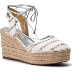Espadryle KARL LAGERFELD - KL32207 White Canvas W/Siliver. Białe espadryle damskie KARL LAGERFELD, bez wzorów, ze skóry, bez obcasa, na obcasie. W wyprzedaży za 389,00 zł.