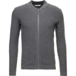 Knowledge Cotton Apparel SMALL DIAMOND CARDIGAN Kardigan dark grey melange. Szare kardigany męskie marki Knowledge Cotton Apparel, s, bez wzorów, z bawełny. Za 509,00 zł.