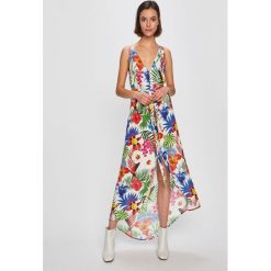 Desigual - Sukienka. Białe sukienki damskie Desigual, na co dzień, s, bez wzorów, z wiskozy, casualowe, bez kołnierzyka, bez rękawów, maxi, proste. Za 349,90 zł.