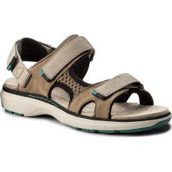 Sandały CLARKS - Un Roam Step 261339334 Sand Nubuck. Brązowe klapki damskie Clarks, bez wzorów, ze skóry, bez obcasa. W wyprzedaży za 259,00 zł.
