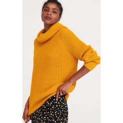 Sweter z obszernym golfem - Żółty. Żółte swetry damskie Reserved, s, bez wzorów, bez rękawów. Za 79,99 zł.