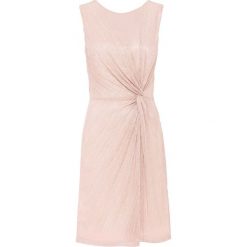 Sukienka plisowana z połyskiem bonprix jasnoróżowy. Różowe sukienki damskie bonprix, bez wzorów, eleganckie, bez kołnierzyka, bez rękawów. Za 64,99 zł.