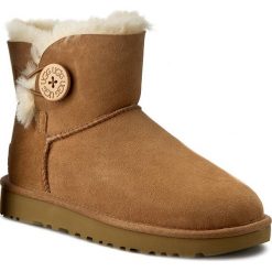 Buty UGG - W Mini Bailey Button II 1016422 W/Che. Pomarańczowe kozaki damskie Ugg, ze skóry, na niskim obcasie, bez zapięcia. W wyprzedaży za 719,00 zł.