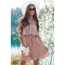 Sukienka Leila Camel. Brązowe sukienki damskie Modaforyou, na lato, s, bez wzorów, z nylonu, bez kołnierzyka, bez rękawów, z odkrytymi ramionami. Za 109,00 zł.