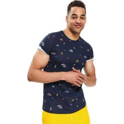 T-shirt we wzór dopasowany. Niebieskie t-shirty męskie Top Secret, na zimę, m, z nadrukiem, z bawełny, bez kołnierzyka, krótkie. W wyprzedaży za 24,99 zł.