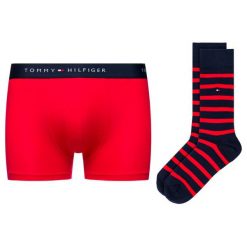 Komplet bokserki i skarpety TOMMY HILFIGER UM0UM01410. Czerwone skarpetki męskie TOMMY HILFIGER, bez wzorów, z elastanu. W wyprzedaży za 99,00 zł.