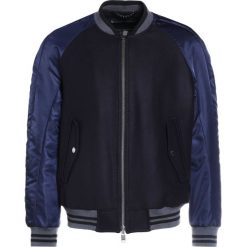 DRYKORN TORID Kurtka Bomber navy. Niebieskie kurtki męskie DRYKORN, m, bez wzorów, z wełny. W wyprzedaży za 584,50 zł.