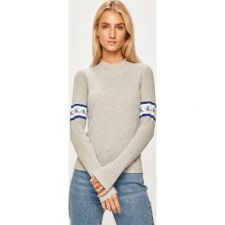 Calvin Klein Jeans - Sweter. Czarne swetry damskie Calvin Klein Jeans, s, bez wzorów, z elastanu, z krótkim rękawem, krótkie, bez kaptura. W wyprzedaży za 299,90 zł.