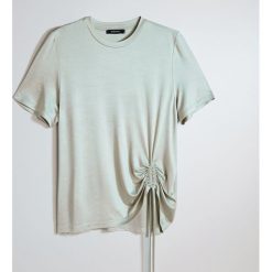T-shirt z połyskującej dzianiny z dekoracyjnym marszczeniem - Zielony. Zielone t-shirty damskie Reserved, s, bez wzorów, z dzianiny, bez kołnierzyka. Za 99,99 zł.