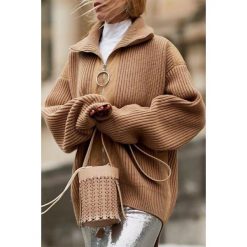 Sweter damski BIZERA BEIGE. Brązowe bluzy damskie Sweter damski BIZERA BEIGE, uniwersalny, bez wzorów, z dzianiny. W wyprzedaży za 89,00 zł.