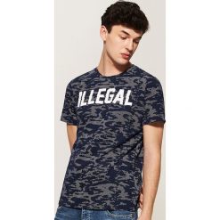 T-shirty męskie: T-shirt camo z napisem – Granatowy
