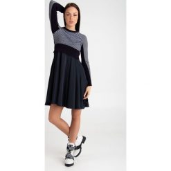 SUKIENKA SPLUGA sportmax code. Sukienki damskie Sportmax Code, m, bez wzorów, eleganckie, bez kołnierzyka, bez rękawów. W wyprzedaży za 1287,30 zł.