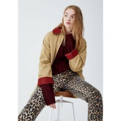 Sweter z warkoczami. Czerwone swetry klasyczne damskie marki Pull&Bear. Za 79,90 zł.
