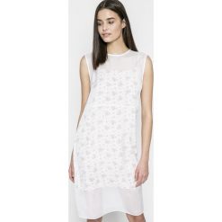 Calvin Klein Jeans - Sukienka Denisha. Szare sukienki mini Calvin Klein Jeans, na co dzień, m, z haftami, z jeansu, casualowe, z okrągłym kołnierzem, proste. W wyprzedaży za 379,90 zł.