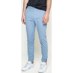 Lacoste - Spodnie. Niebieskie rurki męskie marki Lacoste, z elastanu. W wyprzedaży za 299,90 zł.