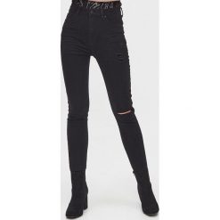 Jeansy high waist z przetarciami - Czarny. Czarne jeansy damskie Cropp, bez wzorów, z jeansu, z podwyższonym stanem. Za 119,99 zł.