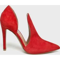 Steve Madden - Szpilki. Czerwone szpilki Steve Madden, bez wzorów, ze skóry, bez obcasa, na obcasie, bez zapięcia. W wyprzedaży za 269,90 zł.