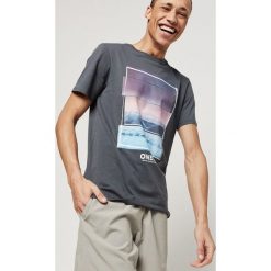 O'Neill Beach Koszulka Szary. Szare podkoszulki męskie O'Neill, m, z nadrukiem, z bawełny, bez kołnierzyka, krótkie. Za 137,95 zł.