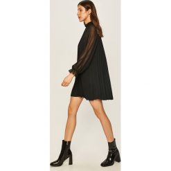 Answear - Sukienka. Czarne sukienki damskie ANSWEAR, na co dzień, s, bez wzorów, z poliesteru, ze stójką, z długim rękawem, długie, mini, proste. W wyprzedaży za 99,90 zł.