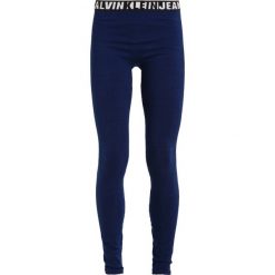 Calvin Klein Jeans Legginsy indigo. Niebieskie jegginsy damskie marki Calvin Klein Jeans. W wyprzedaży za 209,50 zł.