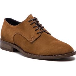 Półbuty GUESS - FM5SOU SUE13 COGNAC. Pomarańczowe półbuty męskie Guess, na co dzień, z aplikacjami, ze skóry, bez zapięcia. W wyprzedaży za 309,00 zł.