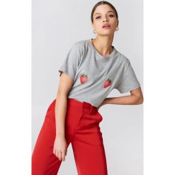 NA-KD T-shirt Strawberry - Grey. Szare t-shirty damskie NA-KD, z nadrukiem, z dżerseju, bez kołnierzyka. W wyprzedaży za 21,88 zł.