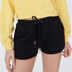 Dresowe szorty - Czarny. Czarne szorty damskie Sinsay, s, bez wzorów, z dresówki. Za 19,99 zł.