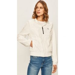 Calvin Klein Jeans - Kurtka. Białe kurtki damskie Calvin Klein Jeans, s, bez wzorów, z poliesteru, krótkie. Za 599,90 zł.