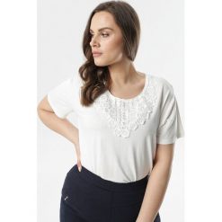 Biała Bluzka Marie-Louise. Białe bluzki damskie Born2be, na imprezę, xl, z aplikacjami, eleganckie, z okrągłym kołnierzem, z krótkim rękawem. Za 49,99 zł.