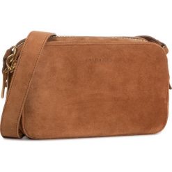 Torebka COCCINELLE - ES6 Alpha Suede E1 ES6 15 02 01 Caramel W03. Pomarańczowe listonoszki damskie Coccinelle, bez wzorów, ze skóry, bez dodatków. Za 1049,00 zł.