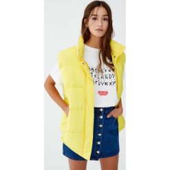 Koszulka Netflix Stranger Things ze światełkami. Białe koszulki damskie marki Pull&Bear, bez wzorów, bez kołnierzyka. Za 69,90 zł.