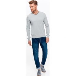 Sweter męski w serek z kontrastem przy dekolcie. Szare swetry męskie Top Secret, m, bez wzorów, z dzianiny, z dekoltem w serek, bez kaptura. W wyprzedaży za 29,99 zł.
