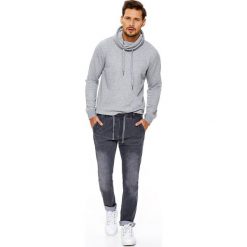 Spodnie męskie w stylu baggy o dopasowanym kroju. Szare spodnie męskie Top Secret, na co dzień, na lato, m, bez wzorów, z jeansu, eleganckie. W wyprzedaży za 49,99 zł.