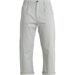 GStar BRONSON PLEAT 3D MID LOOSE CHINO WMN Spodnie materiałowe dk magnesium. Szare chinosy damskie G-Star, z bawełny. Za 469,00 zł.