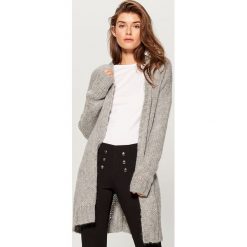 Sweter oversize z paskiem - Szary. Szare swetry oversize damskie marki Mohito, l. Za 119,99 zł.
