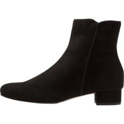 HASSIA WIDE FIT MARBELLA Botki black. Czarne botki damskie marki HASSIA, ze skóry, klasyczne, bez obcasa, bez zapięcia. Za 739,00 zł.