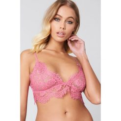 Biustonosze bardotka: NA-KD Lingerie Biustonosz z koronkowym paskiem – Pink