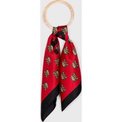 Moschino - Apaszka. Szaliki damskie MOSCHINO, z jedwabiu. W wyprzedaży za 269,90 zł.